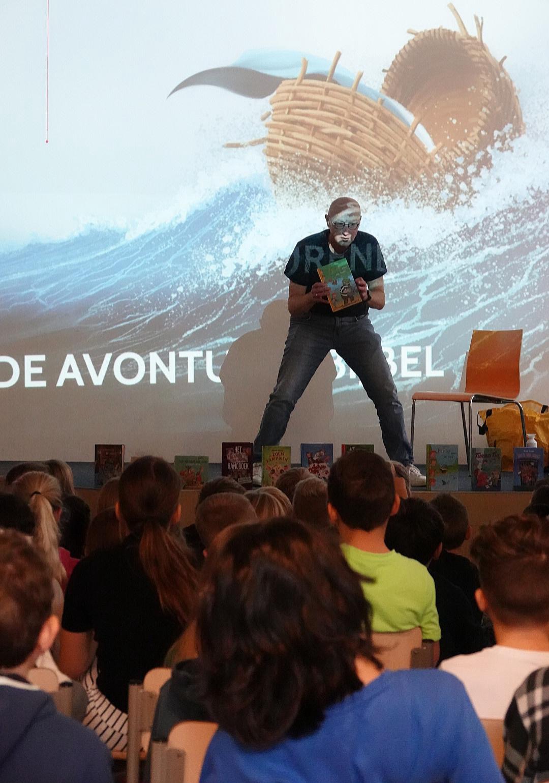 Bram Kasse vertelt in de klas