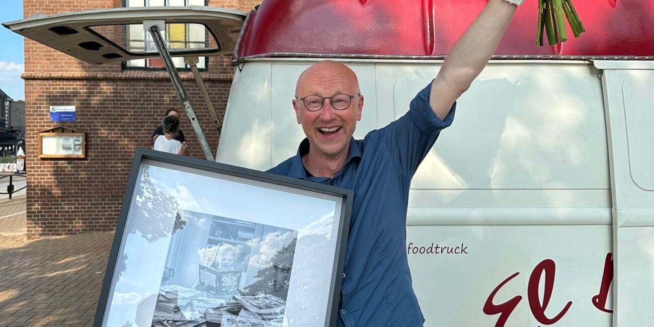 Bram Kasse aan het schrijven