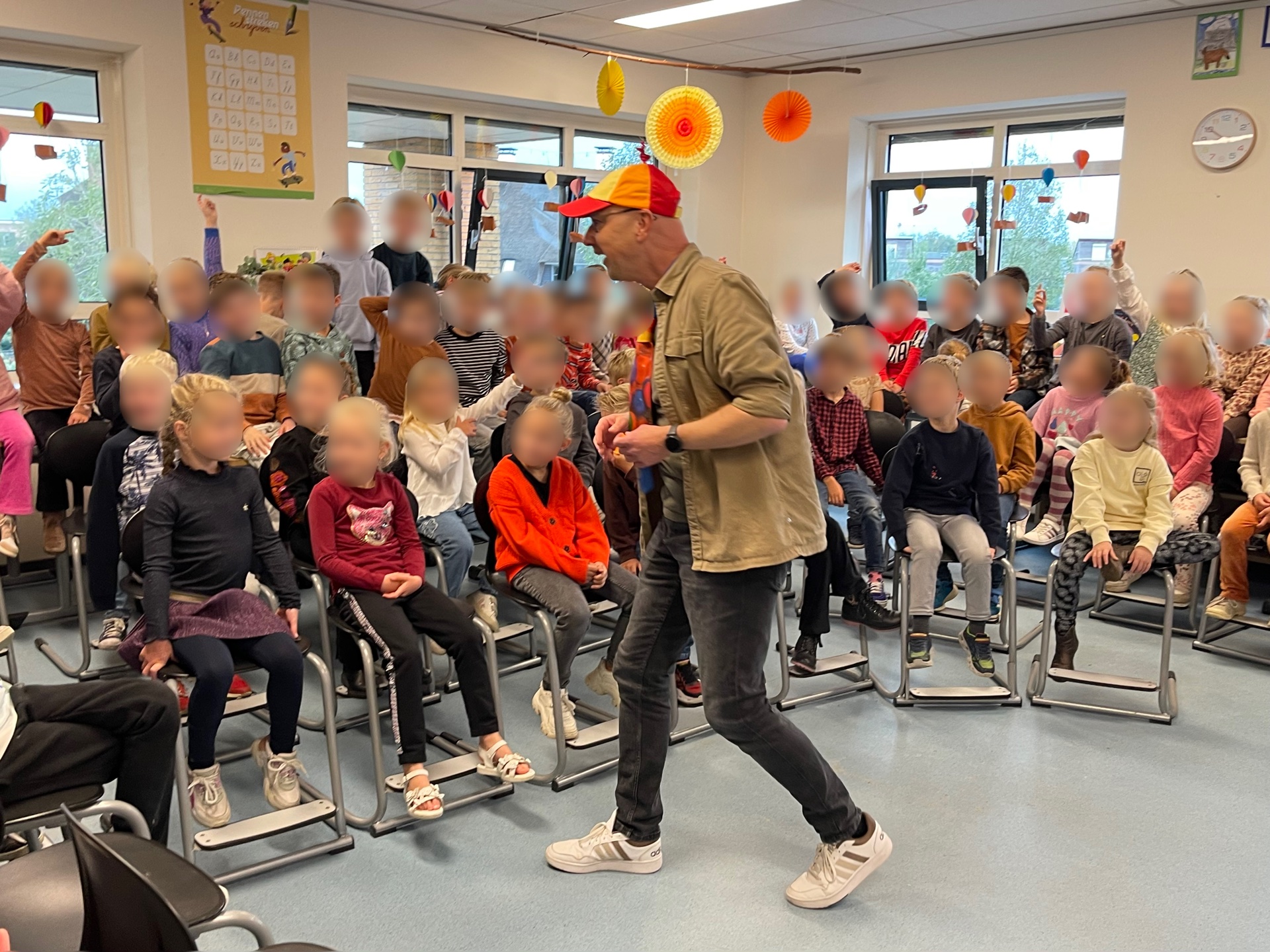 Bram Kasse tijdens een schoolbezoek